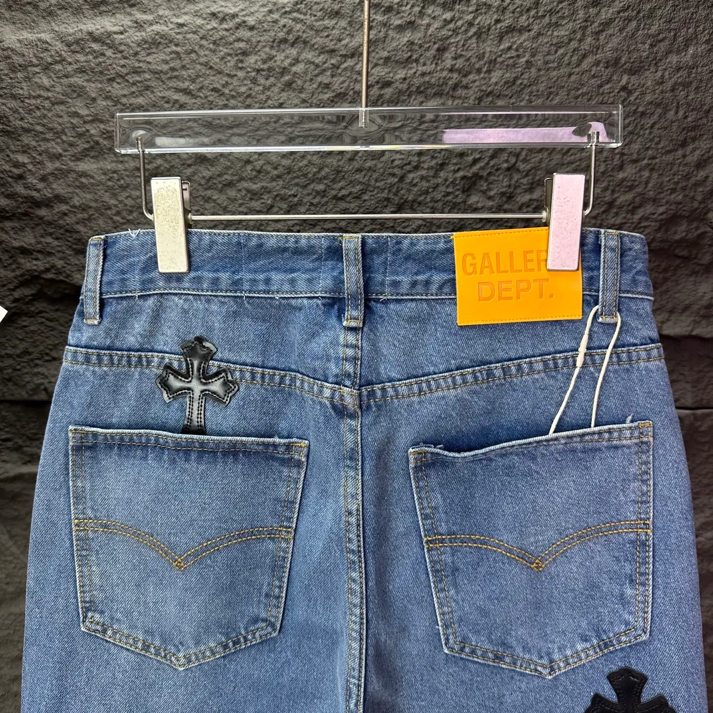 P270 GALLERY DEPT. Co-branded 2025 new black cross-leather stitching couple's style loose washed flared jeans 🔥High version🔥High version🔥 Top ceiling quality Styles with different washed textures are very friendly to people with thin legs and thick legs. The slightly flared version is very flattering to the leg shape. Moderate length that never goes out of style, easy and casual to match, basic styling for various styles, a must-have in the wardrobe! The fabric is stiff but also makes the upper body soft without losing texture. The washing process is even more perfect. It is a must-have item for everyone! ! ! Washed wheat, tag, pants label, three complete labels Color: washed black, washed blue Size: 28, 30, 32, 34 (four sizes)